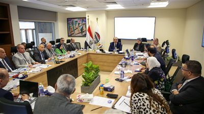 بينها كورنيش المقطم.. وزير قطاع الأعمال يبحث مستجدات العمل في مشروعات شركات القابضة للتشييد