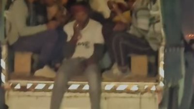 عمال يعتلون سيارة ربع نقل أعلى كوبري تحيا مصر ويعرضون حياتهم للخطر| صور