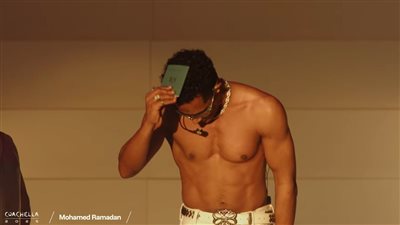 محمد رمضان يقبّل الباسبور المصري ويضعه على رأسه خلال حفله بـ أمريكا | صور