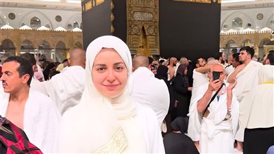 لقطات لـ هبة مجدي من أدائها مناسك العمرة| صور