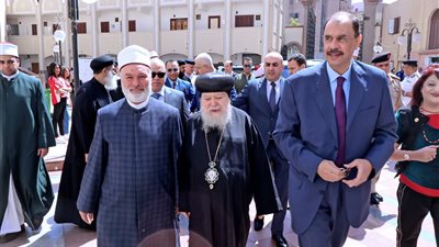 محافظ سوهاج يزور المطرانيات لتهنئة الأقباط بعيد القيامة المجيد | صور