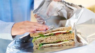 تحذيرات من استخدام ورق الألومنيوم في حفظ الطعام