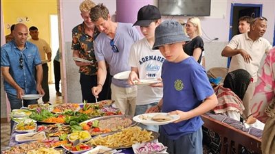 شم النسيم.. وفد ألماني يحتفل بأكل الفسيخ مع أهالي الطود | صور 