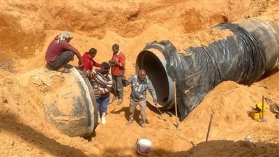 كسر مفاجئ في خط مياه رئيسي بطريق بلبيس.. وجهاز العاشر من رمضان يدفع بفرق الصيانة