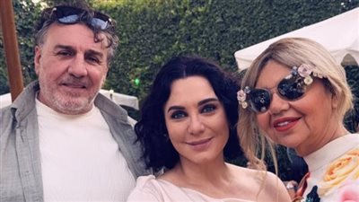 بعد شطبها من نقابة الفنانين بسوريا.. سلاف فواخرجي تحتفل بشم النسيم في مصر رفقة الفنانات