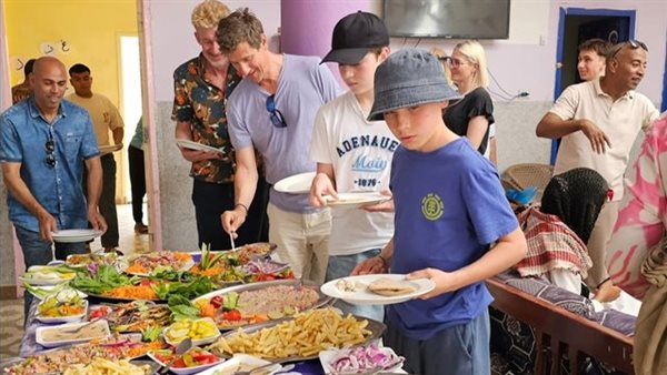 سائحين ألمان يأكلون