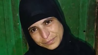 خرج يشتغل مرجعش.. والدة صبي من ضحايا حادث ملوي: كان بيشقى علينا عشان أبوه مريض| بث مباشر