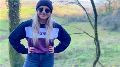 الأطباء شخصوا مرضها بعرق النسا.. شابّة بريطانية فقدت حياتها بسبب ورم خبيث