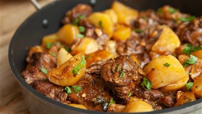 طريقة عمل اللحمة بالبصل المكرمل.. ووصفة مبتكرة لليخني بالبطاطس