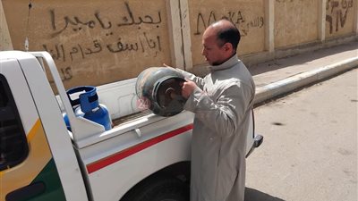 لبس جلابية.. مفتش تموين بالسويس يتنكر وينجح في ضبط مستودع يبيع الأسطوانات بأعلى من سعرها| صور