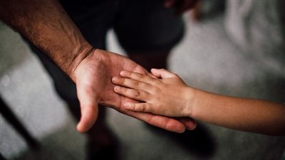 شروط إسقاط الحضانة عن الأب.. 3 سمات يجب توفرها في حاضن الأطفال