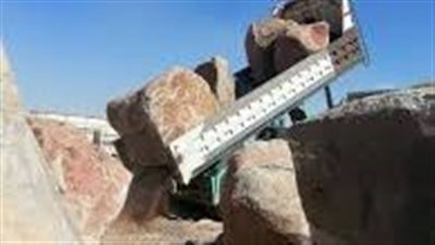 مصرع شاب سقطت عليه حمولة أحجار بقنا خلال عمله| بث مباشر 