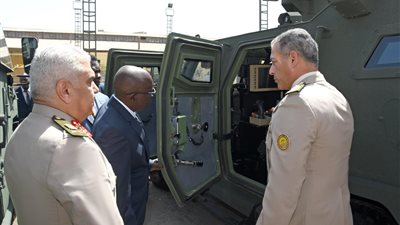 مجمع الصناعات الهندسية لإدارة المركبات بالقوات المسلحة يستقبل وفدًا أوغنديًا