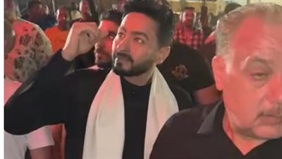بـ جلابية المداح.. تزاحم الجمهور حول حمادة هلال فور وصوله حفل غنائي بنادي الشمس برعاية القاهرة 24