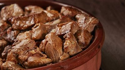 اصدميها تخرج أحلى ما فيها.. طريقة عمل اللحمة المحمرة مسلوقة وبدون سلق