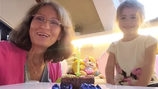 المديرة وحفيدتها