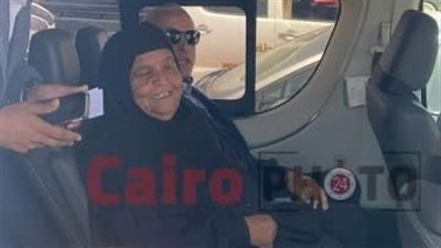 رايحة فين يا حجة تعالي أوصلك.. لفتة إنسانية من محافظ الأقصر تجاه مسنة تحت شمس الظهير الصحراوي