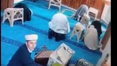 سجدوا لله.. إمام مسجد وطلابه يهرعون للصلاة خلال زلزال تركيا