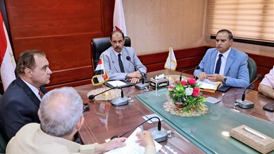 محافظ سوهاج يناقش دعم وتطوير إنتاجية أعلاف الدواجن والثروة الحيوانية وتوفير فرص عمل للشباب