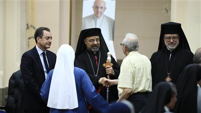 سفير فرنسا يقدم العزاء لـ طائفة الأقباط الكاثوليك بمصر في وفاة البابا فرنسيس
