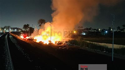 الدفع بـ4 سيارات إطفاء.. جهود مكثفة للسيطرة على حريق مخلفات بأرض زراعية في الإسماعيلية