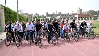 بحضور العمداء و500 طالب.. رئيس جامعة القاهرة يشارك الطلاب ماراثون الدراجات ومباراة كرة قدم