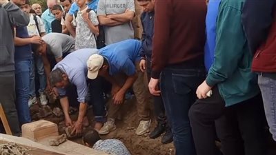مات في الحصة.. تشييع جثمان تلميذ توفي داخل مدرسته بعد توقف عضلة القلب بالبحيرة|صور 