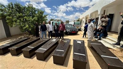 بعد أداء صلاة الجنازة.. نقل 7 جثامين لضحايا حادث تصادم في ليبيا إلى الفيوم