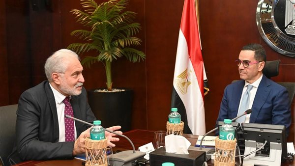 وزير الاستثمار ومسؤولي