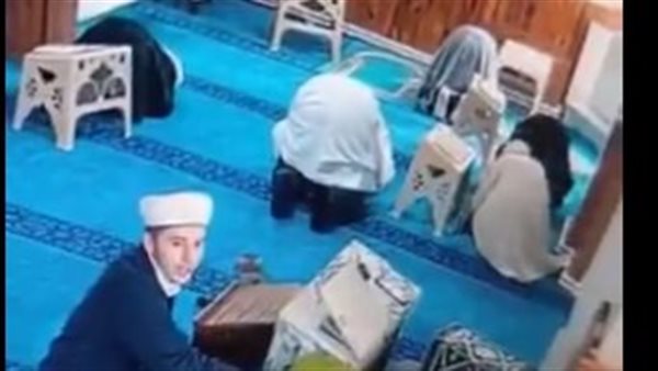  إمام مسجد وطلابه