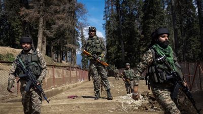 اضطراب في الأسواق المالية وزيارة رئيس الأركان الهندي لكشمير.. مستجدات الأزمة بين نيودلهي وإسلام آباد