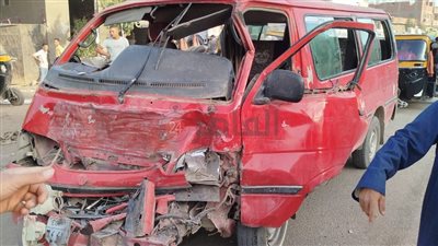 إصابة 11 شخصًا إثر تصادم سيارتين ميكروباص في البدرشين