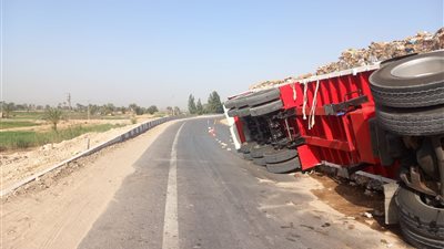 انقلاب تريلا محملة بـ 110 أطنان أسمنت على طريق الإسكندرية - مطروح
