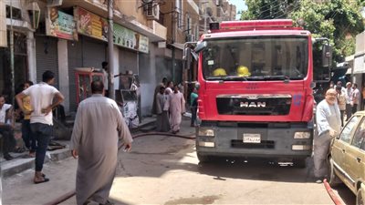 امتد للعقار المجاور.. السيطرة على حريق اندلع في مخزن تجاري بأسوان