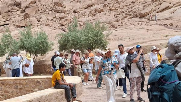 اقبال السائحين على