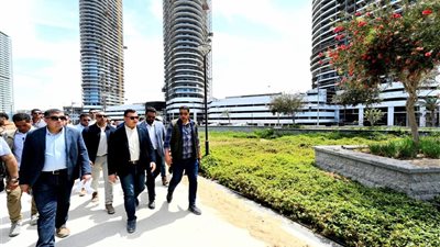 وزير الإسكان يتابع موقف تسليم وحدات وفيلات الحاجزين بكمبوند مزارين بالعلمين الجديدة