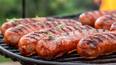 ضارة بالصحة.. سلسلة متاجر بريطانية شهيرة تسحب منتجات النقانق لاحتوائها على بلاستيك