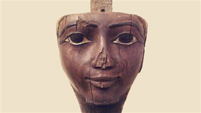 متحف آثار مدريد يعرض قناعًا خشبيًا من مصر القديمة