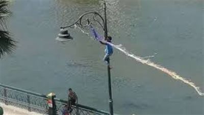 طيارة ورق.. إصابة طالب بصعق كهربائي خلال تسلق عامود إنارة في سوهاج