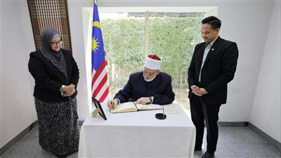 وكيل الأزهر يقدم العزاء في رئيس وزراء ماليزيا بمقر السفارة الماليزية بالقاهرة