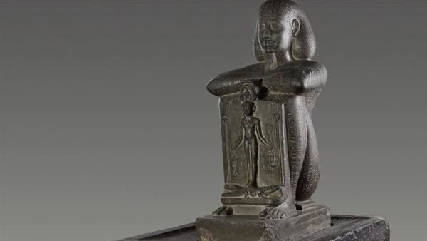  تمثال فريد لـ الكاهن