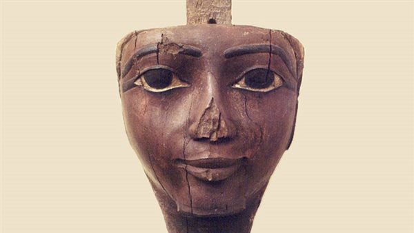 قناع خشبي داكن اللون