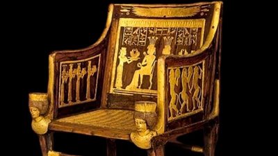 بعد تداول أنباء عن نقله.. مصدر: الكرسي الخشبي المذهب لابنة أمنحتب الثالث سيبقى في المتحف المصري بالتحرير 
