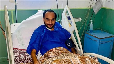 بعد خضوعه لجراحة دقيقة.. وزير الصحة يزور الطبيب محمد فياض بمعهد ناصر