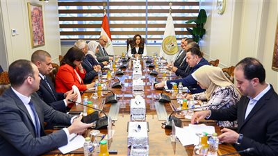 وزيرة التنمية المحلية ومحافظ القليوبية يشهدان توقيع عقد لتأجير مجزر شبرا الخيمة