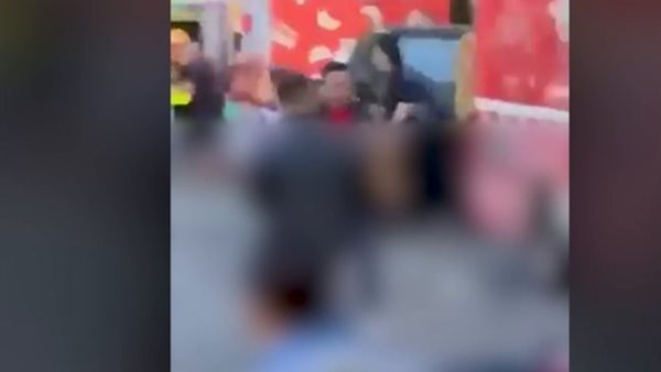 سيارة تقتحم حشدًا