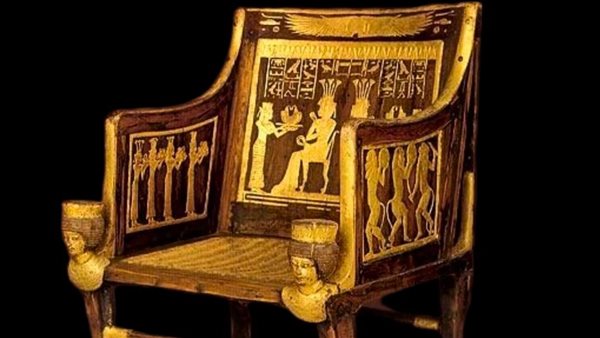 الكرسي الخشبي المذهب