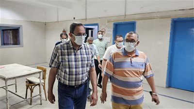 داخل سيارة 2 كابينة.. زيارة مفاجئة من محافظ قنا لمستشفى الصدر ليلًا وتوجيه بنظافة الحمامات | صور