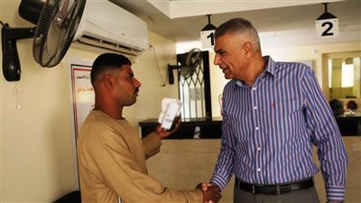 محافظ أسوان يطمئن على تقديم الخدمات والمعاملات المختلفة للمواطنين بالمركز التكنولوجي