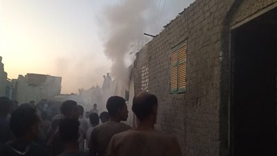 الدفع بـ4 سيارات إطفاء.. اندلاع حريق في 3 منازل بسبب انفجار أسطوانة بوتاجاز في قنا